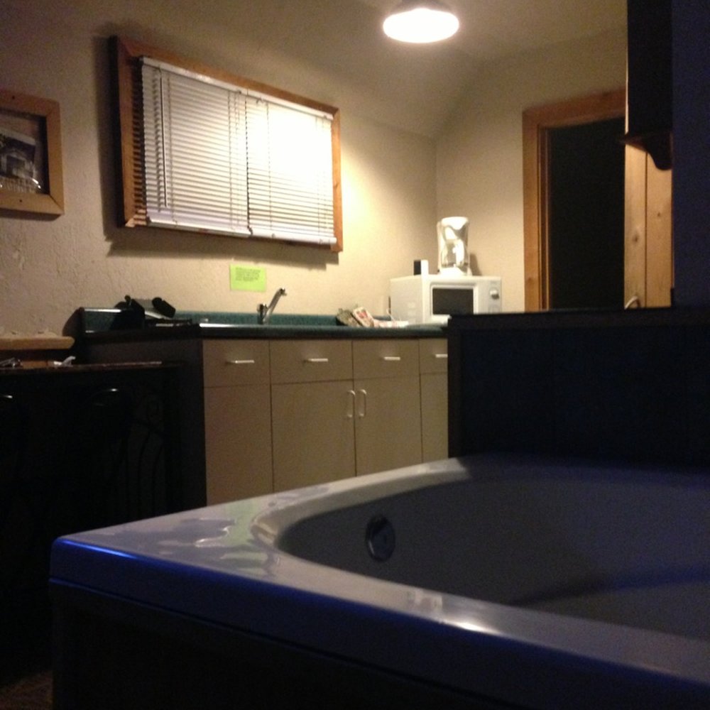 Cabins4less - Rafting/Kayaking Near Me - Big Bear Lake, California