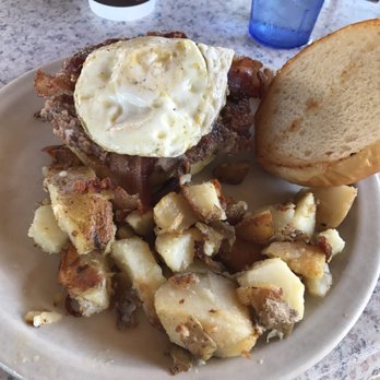 The Stuffed Pig - 50/50 burger with home fries - Breakfast & Brunch Near Me - Marathon, Florida