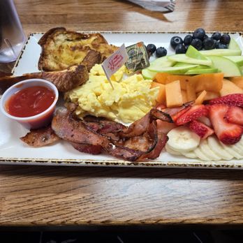 Madres Brunch - Breakfast & Brunch Near Me - Whittier, California