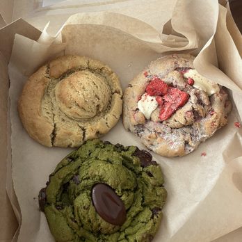 Fleurs et Sel - Earl Grey & Vanilla London Fog (top left), Strawberries & Cream Sweetheart (top right), Matcha Chocolat Noir (bottom) - Bakeries Near Me - Los Angeles, California Fleurs et Sel - Earl Grey & Vanilla London Fog (top left), Strawberries & Cream Sweetheart (top right), Matcha Chocolat Noir (bottom) - Bakeries Near Me - Los Angeles, California
