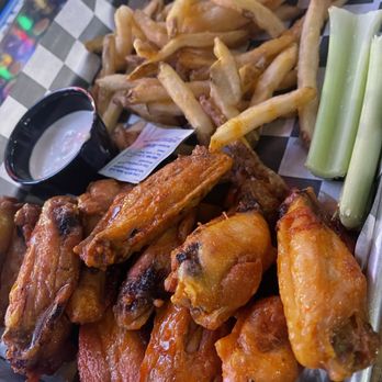 Dick's Last Resort - Indianapolis - Hot wings w/fries - Bars Near Me - Indianapolis, Indiana