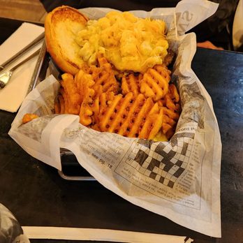 The Committed Pig - Mac & cheese burger...you can't even see the burger! - Breakfast & Brunch Near Me - Morristown, New Jersey