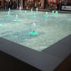 Emsgalerie - Beleuchteter Brunnen im Erdgeschoss
