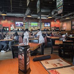 BJ's Restaurant & Brewhouse - Inside