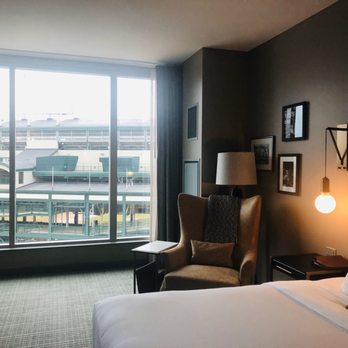 Hotel Zachary - King Size bed - view of Wrigleyville - Hotels Near Me - Chicago, Illinois Hotel Zachary - King Size bed - view of Wrigleyville - Hotels Near Me - Chicago, Illinois