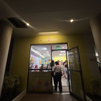 Aloha Greek - Entry way! Kuhio ave - Ice Cream & Frozen Yogurt Near Me - Honolulu, Hawaii