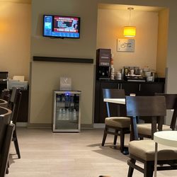 Sleep Inn & Suites - Webb City - Lobby. Complimentary water.