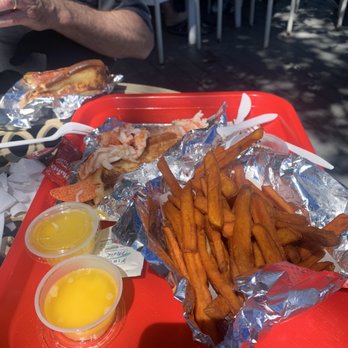 Red's Eats - Lobster Roll and Sweet Potato Fries - Seafood Near Me - Wiscasset, Maine Red's Eats - Lobster Roll and Sweet Potato Fries - Seafood Near Me - Wiscasset, Maine