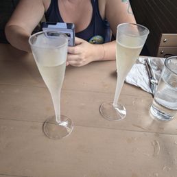Complementary engagement champagne