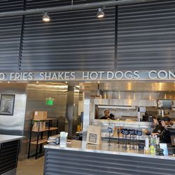 Shake Shack Virginia Beach - Front counter