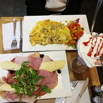 Gaufre de Bruxelles - 份量很足! 本以为冰淇淋只是冰淇淋其实上面整个都是奶油。下面的冰淇淋草莓味非常好吃里面真的有草莓! 肉多的这一盘有点点腻和咸，如果有面包中和一下就好了。 - Creperies Near Me - Brussels, BRU