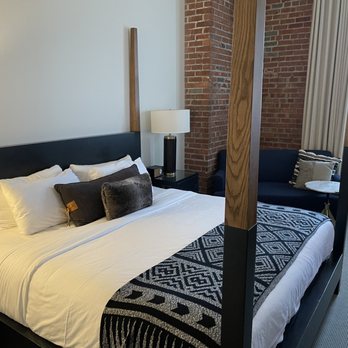 Crossroads Hotel - Hotels Near Me - Kansas City, Missouri