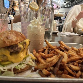 District Table and Bar - Burger - New American Near Me - Stuart, Florida