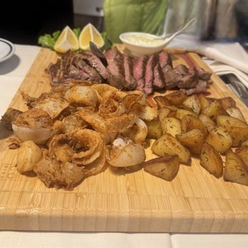 Gran Viale - Chateau-briand with sautéed potatoes, fried onions and Bernese sauce - Wine Bars Near Me - Venezia, VE Gran Viale - Chateau-briand with sautéed potatoes, fried onions and Bernese sauce - Wine Bars Near Me - Venezia, VE