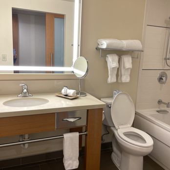 Cedarbrook Lodge - Double Queen bathroom - Hotels Near Me - SeaTac, Washington