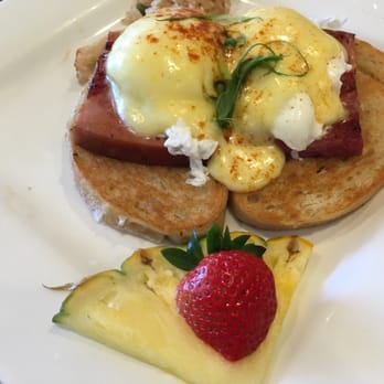 Moena Café - Eggs Benedict - Cafes Near Me - Honolulu, Hawaii