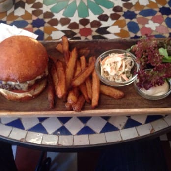 Oljebaren - The burger, fries, coleslaw, mayo and salad. Nice presentation! - French Near Me - Stockholm, Alberta Oljebaren - The burger, fries, coleslaw, mayo and salad. Nice presentation! - French Near Me - Stockholm, Alberta