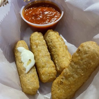 Benjamin's Pizza Kitchen & Bar - Mozarella Sticks - Pizza Near Me - Roanoke, Texas