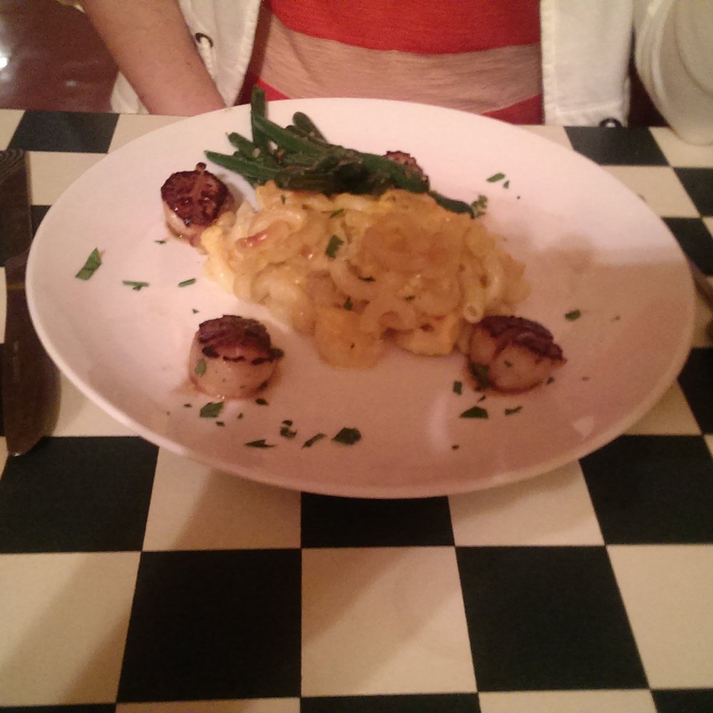 Amari's Restaurant - Scallops with Mac n cheese and green beans - New American Near Me - Philadelphia, Pennsylvania Amari's Restaurant - Scallops with Mac n cheese and green beans - New American Near Me - Philadelphia, Pennsylvania