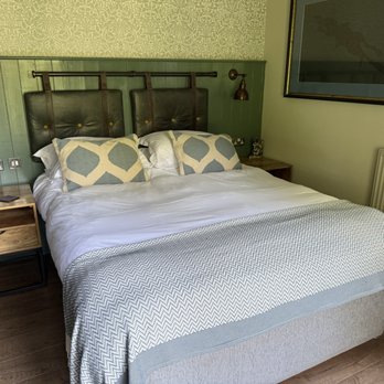 The Green Dragon Inn - Midnight Court - very comfortable room - Pubs Near Me - Cheltenham, GLS