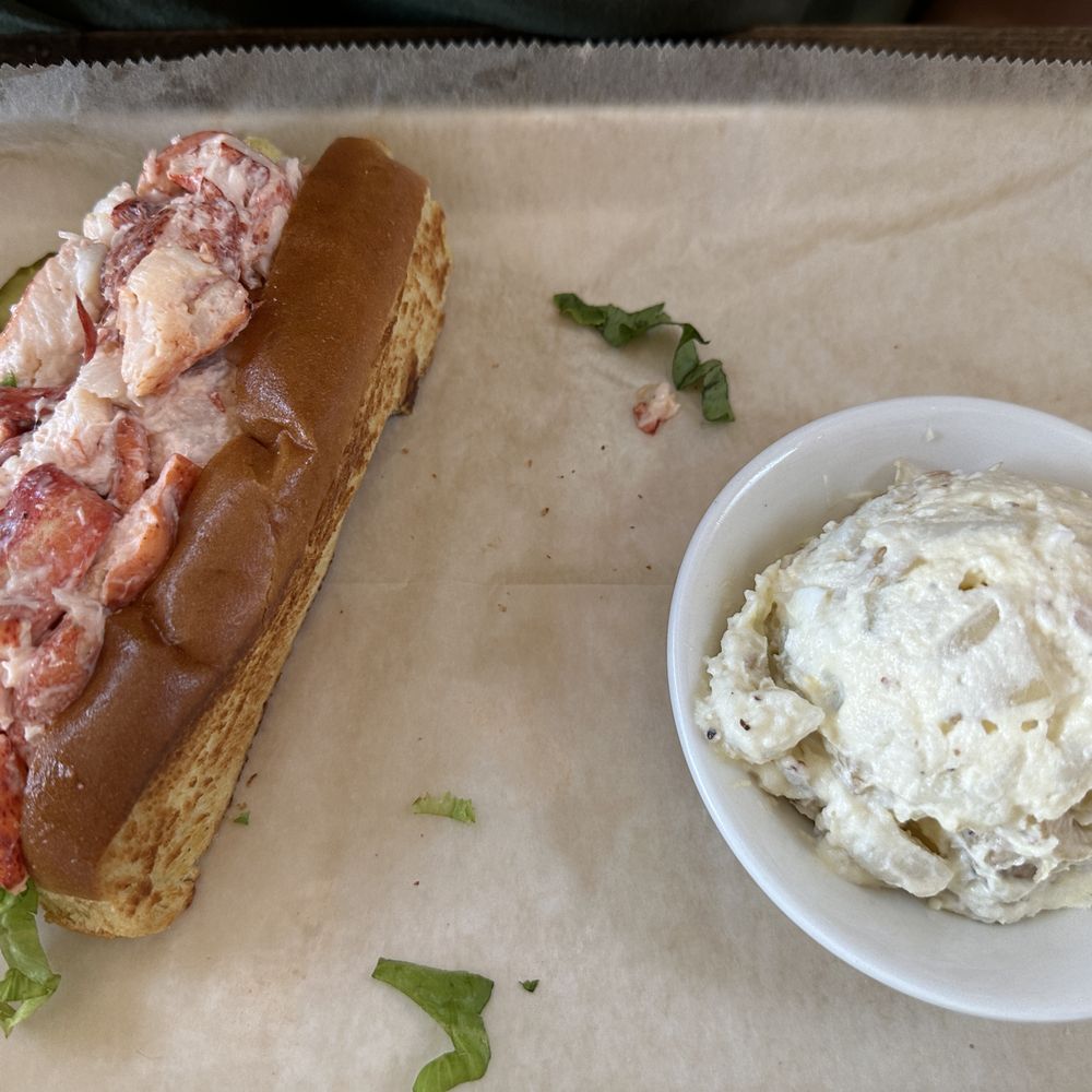 Alisson's Restaurant - Regular lobster roll - Seafood Near Me - Kennebunkport, Maine