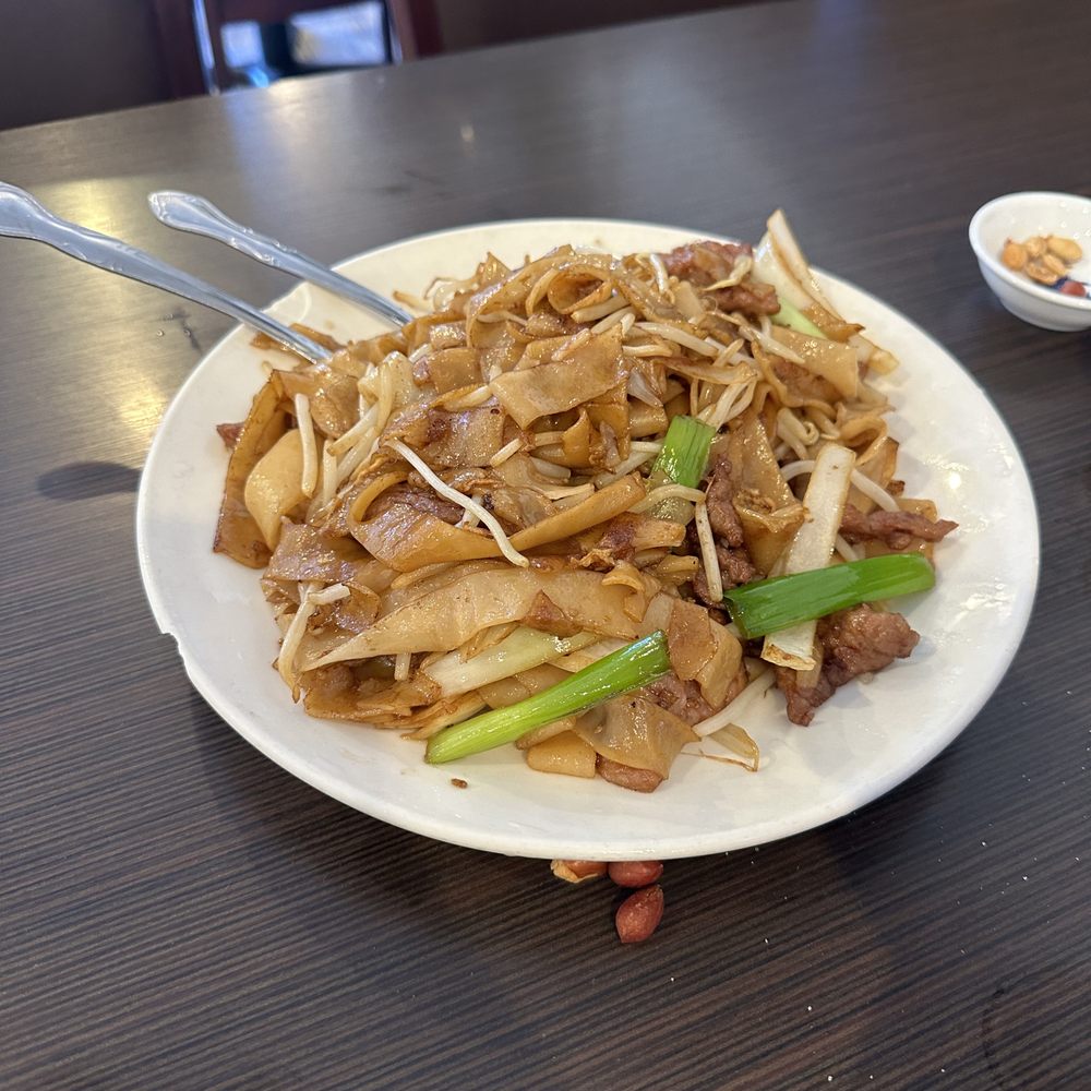Cheung Hing Restaurant - beef chow fun - Chinese Near Me - Millbrae, California Cheung Hing Restaurant - beef chow fun - Chinese Near Me - Millbrae, California
