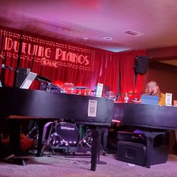 Dueling Pianos At Makse - Dueling pianos