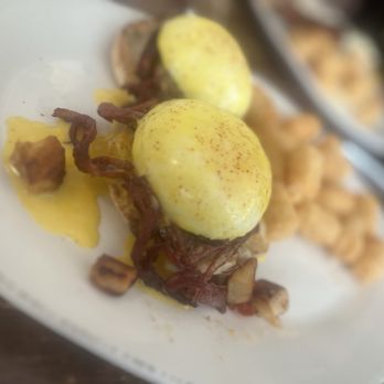 Syrup Cherry Creek - The Cherry Creeker- corn beef hash English muffin Benedict - American Near Me - Denver, Colorado Syrup Cherry Creek - The Cherry Creeker- corn beef hash English muffin Benedict - American Near Me - Denver, Colorado