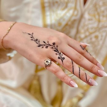PKLA Henna Tattoos - Minimal henna for hands with jagua henna - Henna Artists Near Me PKLA Henna Tattoos - Minimal henna for hands with jagua henna - Henna Artists Near Me