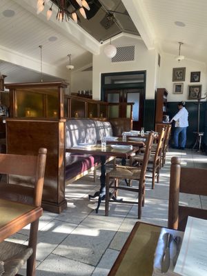 Bar Lou by null