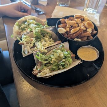 La Belle et La Boeuf - Tacos poulet frit - Sports Bars Near Me - Anjou, Quebec