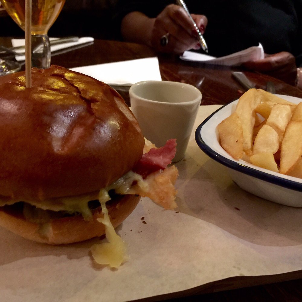 The Two Brewers - Chicken burger - Pubs Near Me - London, XGL The Two Brewers - Chicken burger - Pubs Near Me - London, XGL