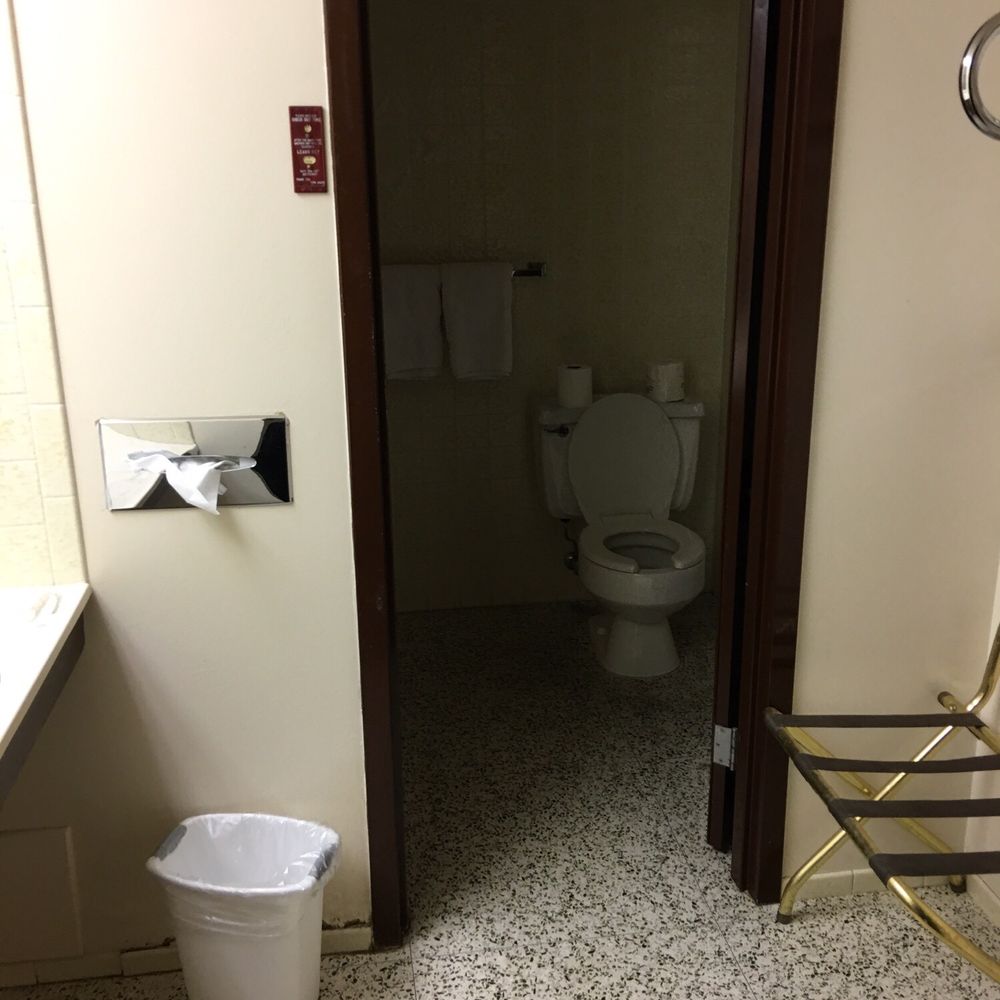 Prairie Inn - Bathroom - Hotels Near Me - Evanston, Wyoming Prairie Inn - Bathroom - Hotels Near Me - Evanston, Wyoming