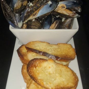 Charlies Bar & Kitchen - Mussels & Bread - Cocktail Bars Near Me - Bronx, New York