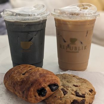 Republik Coffee Burbank - Black vanilla latte, lavender oat, chocolate croissant and chocolate cookie - Cafes Near Me - Burbank, California