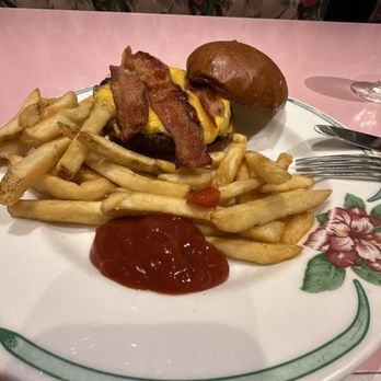 Draper's - Bacon cheeseburger - American Near Me - White Sulphur Springs, West Virginia