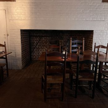 Shields Tavern - Original fireplace - American Near Me - Williamsburg, Virginia Shields Tavern - Original fireplace - American Near Me - Williamsburg, Virginia