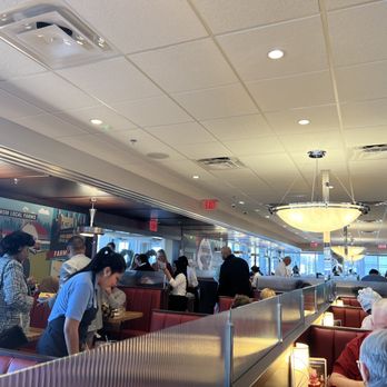 Silver Diner - Another view of the restaurant - Diners Near Me - Chantilly, Virginia