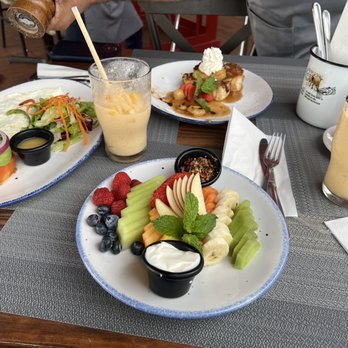 London Bistro - Fresh fruit platter and veggie omelette - Mexican Near Me - Cabo San Lucas, BCS London Bistro - Fresh fruit platter and veggie omelette - Mexican Near Me - Cabo San Lucas, BCS