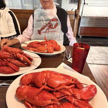 Hungry Traveler - Lobsters for all! - Seafood Near Me - Salisbury, Massachusetts
