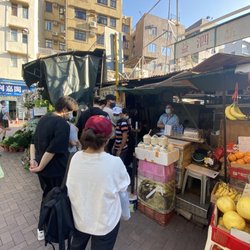 民益 - 民益大排檔咁多人排隊. So many people qued up. Find another place.