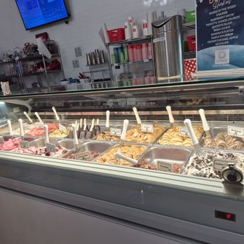 Dolce At The Strand - Gelato options. All were fantastic. You can sample any. - Wine Bars Near Me - Wadsworth, Ohio