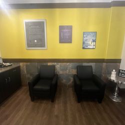 18/8 Fine Men's Salons - Wayzata - Waiting area