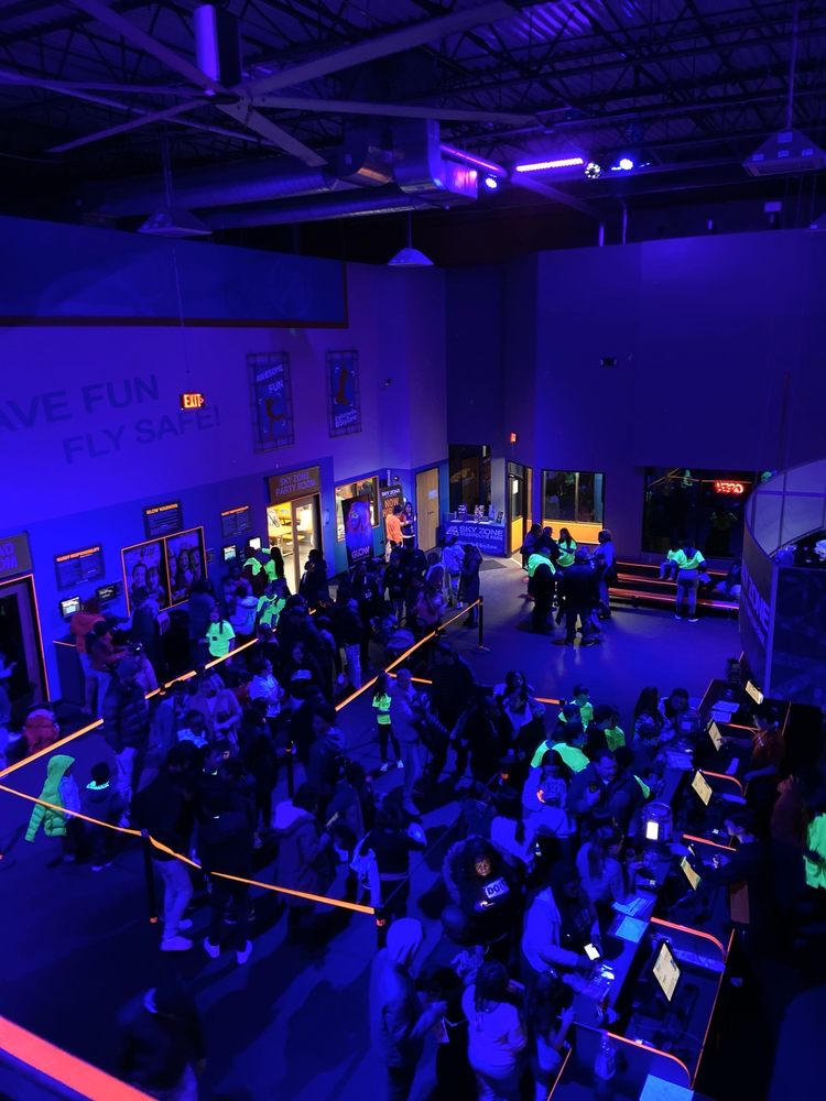 SKY ZONE TRAMPOLINE PARK 91 Photos & 112 Reviews 325 W Lake St
