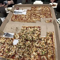 Hometown Pizza Burgers & More - We truly enjoyed these Deluxe and Pepperoni pizzas.