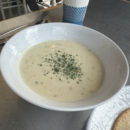 NEW ENGLAND CLAM CHOWDER NEW ENGLAND CLAM CHOWDER
