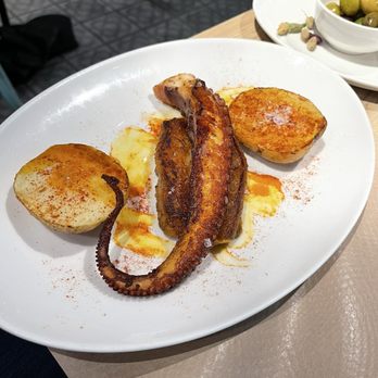 El Mercat - Octopus - Cafeteria Near Me - Barcelona, B