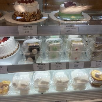 Yi Soon Bakery - Cake case - Bakeries Near Me - Allston, Massachusetts