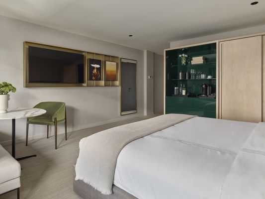 Hotel AKA Alexandria by null