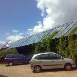 Gut Frohberg - Remise mit Sonnenkollektoren und Parkplatz